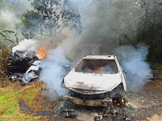 新北市瑞芳区今（9）日中午发生一起离奇火烧车事件！（图／简铭柱翻摄）