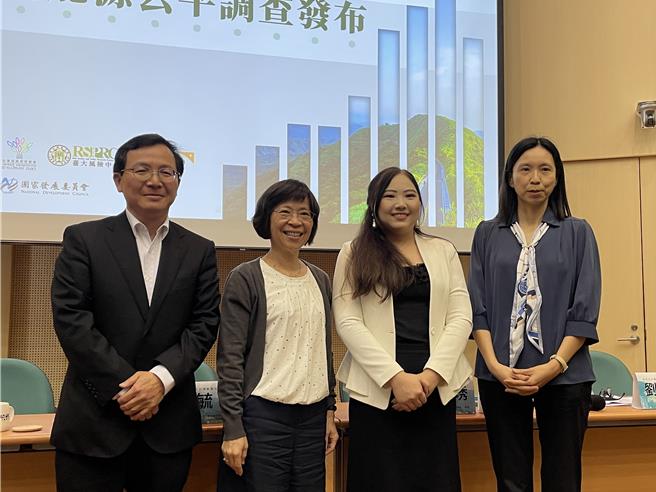 台大风险中心与台湾世界展望会合作针对844个非原住民案家，进行进行台湾能源公平研究调查，今天对外发布成果。（蔡佩珈摄）