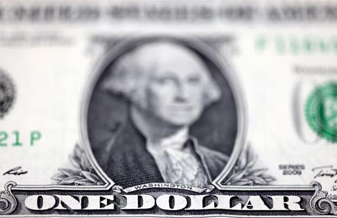 由于投资人对关税的担忧以及美国总统川普总统公开批评美国联准会，令市场情绪大受打击，美元在21日呈现重贬。（示意图／路透社）