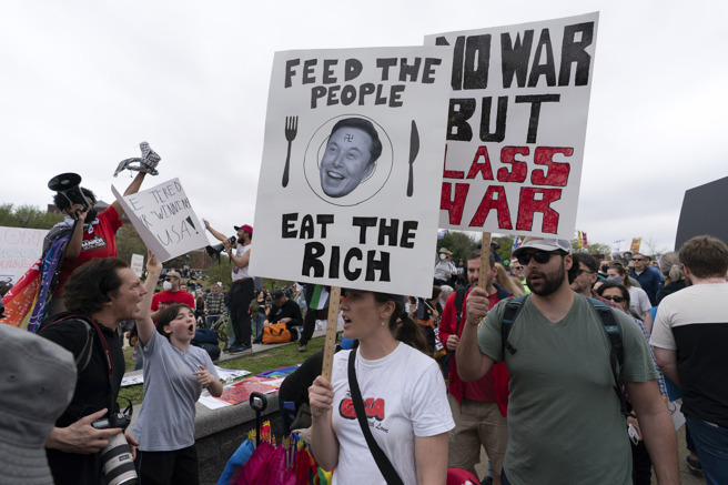 美國華府華盛頓紀念碑周邊日前有民眾舉牌抗議馬斯克，要求他從政府事務抽腿。（美聯社）