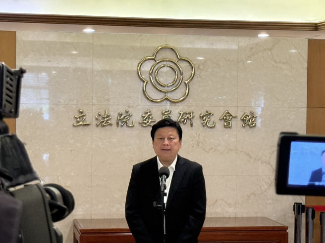 傅崐萁正告法務部長，政治司法不要介入言論自由。(戴志揚翻攝)