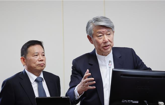 面对立委追问晶圆二哥联电与全球第五大晶圆代工厂格罗方德是否合併，经济部长郭智辉(右)回呛「不可能」。(姚志平摄)