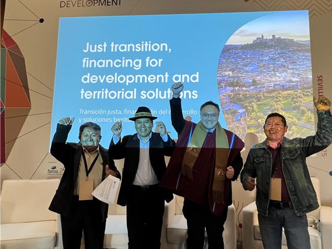 台中市副市长郑照新与玻利维亚市政协会联盟（FAM_BOLIVIA）签署合作交流意向书草约。（台中市府提供）