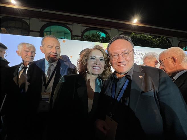 台中市副市长郑照新与西班牙第一副总统兼财政部长María_Jesús_Montero_Cuadrado_合影。（台中市府提供）