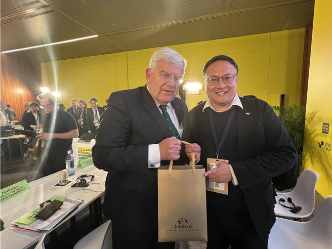 台中市副市长郑照新与UCLG主席荷兰海牙市长_Jan_van_Zanen合影。（台中市府提供）