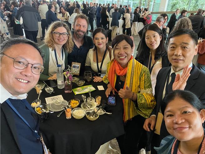 台中市副市长郑照新与与会者合影。（台中市府提供）