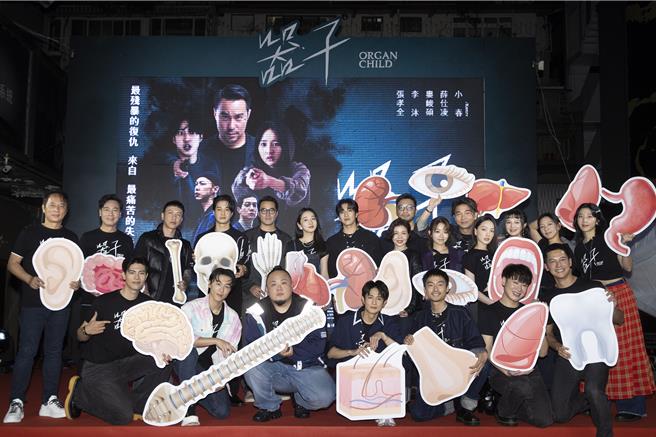 《器子》在西门町举办封街首映会，主创团队开心大合照。（华映娱乐提供）