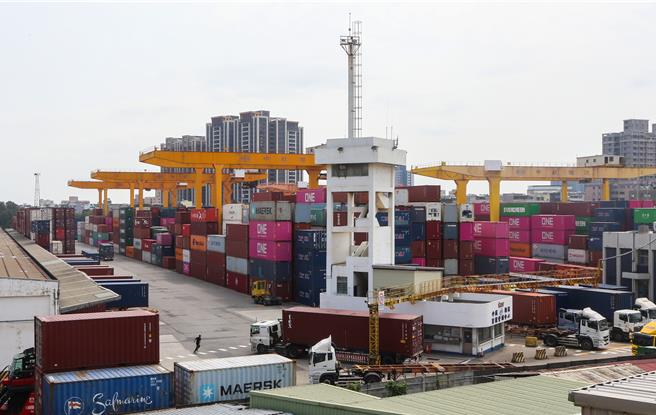 美国对等关税对我国出口产业带来核弹衝击，经济部对中小微出口贷款支援，却设下求营收衰退15％门槛，中小厂哀号难申请。经济部长郭智辉9日宣布，取消条件限制。图为桃园市杨梅货柜物流场作业情况。（陈麒全摄）