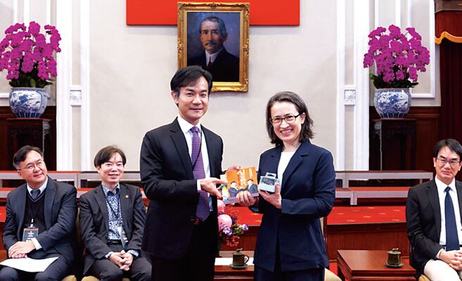 副总统萧美琴8日接见第二届IT Matters Awards获奖代表、评审团代表暨主办单位IMA协会，台哥大副总暨资讯长、IMA资讯经理人协会理事长蔡祈岩致赠台哥大导入AI经验的书给萧美琴并合影。图／总统府提供
