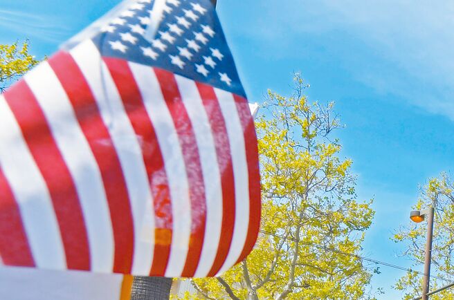 英国及欧洲经济学家普遍认为，川普的关税「休克疗法」忽略了全球经济网络的复杂性与相互依存。图／美联社