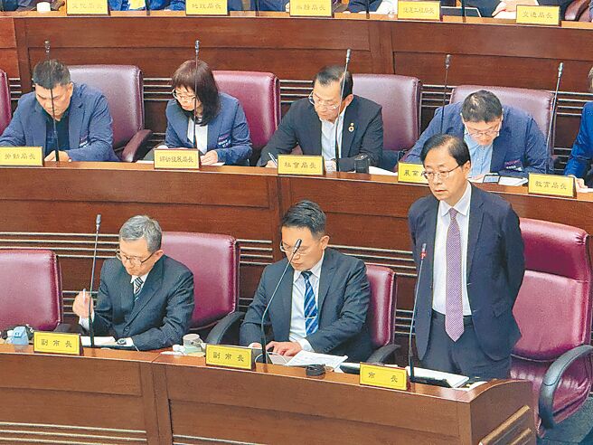 桃园市长张善政（前排右一）8日施政报告时坦言，台湾最好的谈判筹码是台积电跟半导体，但最大筹码已在川普关税新制宣布前就用掉了。（蔡依珍摄）