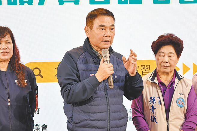 美国对台祭出高关税，苗栗县长锺东锦连日启动县府团队全面访询县内各产业，锺东锦8日表示，目前苗栗县以中小企业、汽车产业较多，其中汽车产业受关税衝击最大。（谢明俊摄）