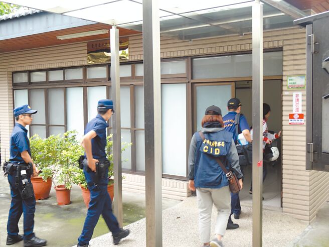 台中市1名5个月大男婴日前疑似滚落床缝死亡，检察官8日会同法医解剖男婴遗体，厘清死因。（冯惠宜摄）