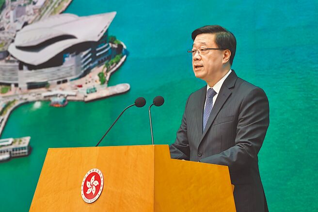 李家超8日出席行政会议前痛批美国霸凌野蛮，也强调港府会祭出包括加快融入大陆国家发展、扩大经贸朋友圈等7招来应对关税风暴挑战。（中新社）