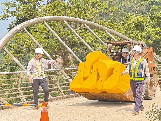 新北市政府8日在三芝区展开防汛视察与实地应变演练，道路桥梁封闭管制也是演练项目之一。（张铠乙摄）