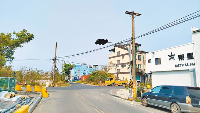 屏东县政府为解决小琉球交通乱象，择定在全德国小旁的復兴路与相埔路设置全岛首座红绿灯，预计8月启用。（谢佳潾摄）