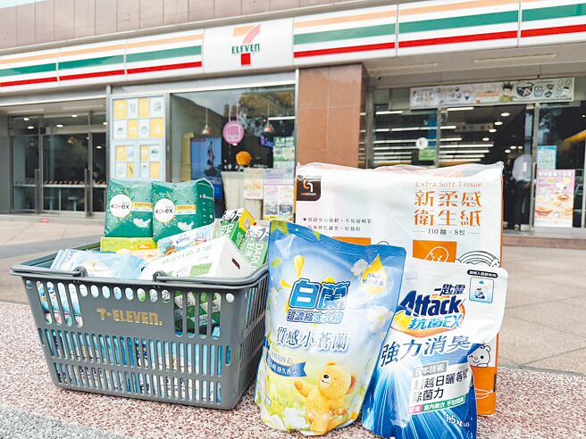 7-11支援全民守护荷包，卫生纸、牙膏、面纸等买1送1。（7-11提供）