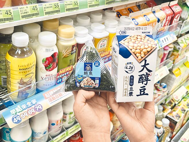 全家「餐餐超值配」推出麵超过百项早餐商品组，搭购豆浆、Let’s Cafe指定饮品，最低49元起。（全家提供）