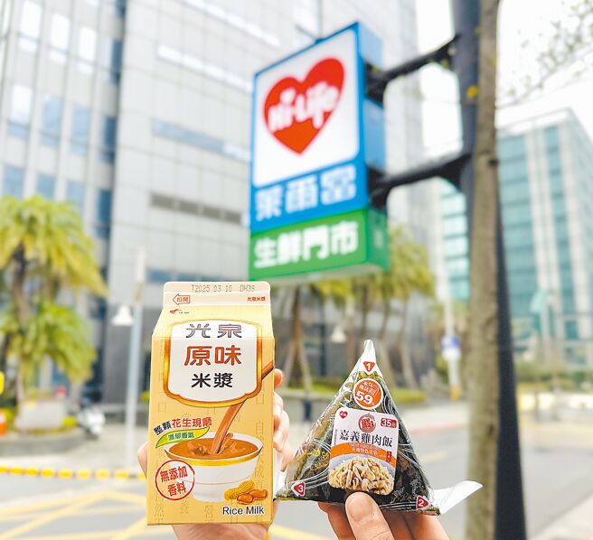 莱尔富29日前到门市买任一饭糰或三明治搭指定饮料，只要49元。（莱尔富提供）