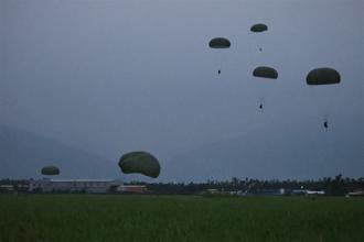 空訓中心夜間跳傘 強化心理抗壓