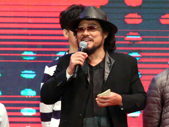 张菲没有赔！股灾前出清「千张鸿海股票」 9位数惊人获利曝光