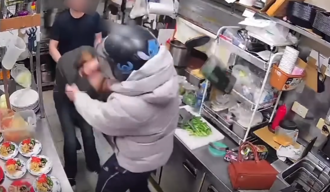 20歲員工猛揍女店長「拳拳要她死」主廚切菜不救