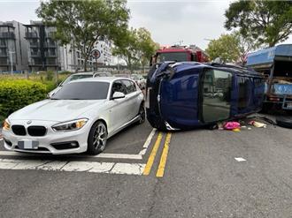台中2輛自小客擦撞翻覆    2人受困車中搶救畫面曝光