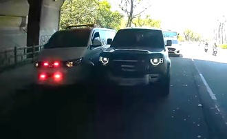 影》天理難容！300萬名車「卡位硬擋救護車」　網友怒轟：人渣