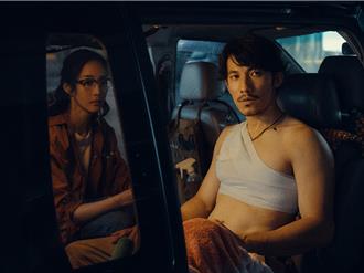 張鈞甯淚眼上藥「連炳發秀猛肌」！拍戲祕密交換禮物偷偷來