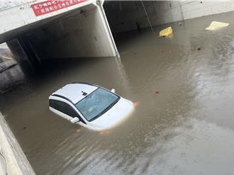 桃園豪雨致環南地下道淹水 小客車遭滅頂 駕駛自行脫困