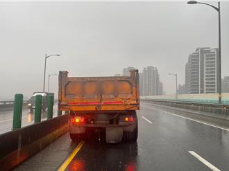 台64五股段3車連環撞！砂石車追尾 2駕駛受傷送醫