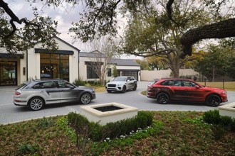 Bentley以全新噴漆技術打造漸變色系的Victoris Bentaygas