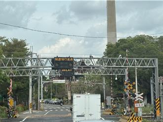 尖峰期還要枯等平交道4列火車 台南鄉親盼仁德鐵路立體化