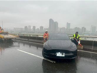 雨中驚魂！台64特斯拉失控撞分隔島　車毀損駕駛輕傷