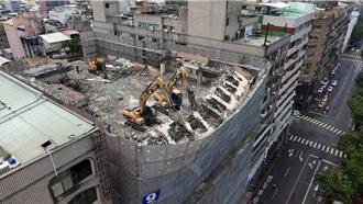 敬華飯店舊大樓拆除工程　頂樓鷹架突傾斜30度