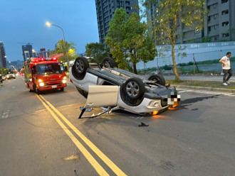 新店2女駕駛碰撞釀翻車 四輪朝天躺路中！路人看傻