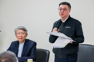 開啟環台產業座談  卓揆喊雨天不收傘：必要時加大安全傘