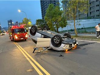 新店央北二路車輛翻覆 駕駛婦人毫髮無傷