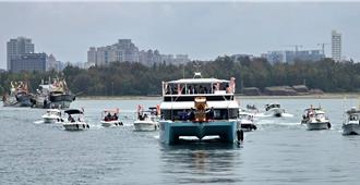 南台灣最大海上會香登場 25艘七彩霓虹船閃耀安平港