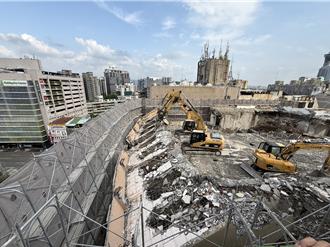 飯店大樓拆除工程鷹架突傾斜　市府開罰限2天改善