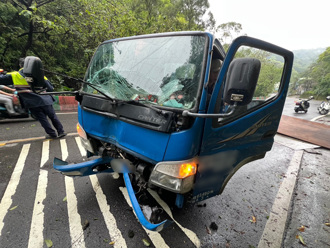 五股货车失控撞山壁　无辜灯杆倾倒！路树横躺路中