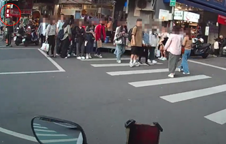 行人號誌無用！帝王行人集體「闖紅燈」 網怒：仗著罰不到