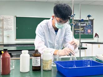 屏東縣唯一錄取雄中科學班 中正國中王柏硯從國小開始看《科學人》