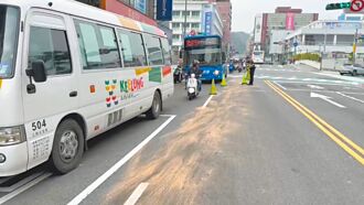 基隆 公车底盘漏油 害2骑士犛田