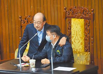 不問蒼生問罷免