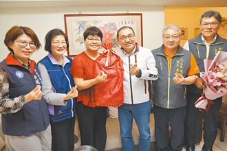 元馨儀離異 顧病母、2女、當志工