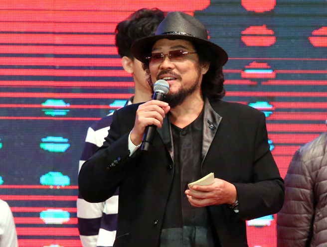 73岁的综艺主持人张菲，先前多次主持鸿海尾牙，并曾自曝拥有上千张鸿海股票。（图／中时资料照）