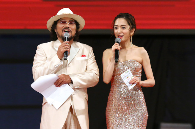 2019年张菲(左)和杨千霈(右)共同主持鸿海尾牙。（图／中时资料照）
