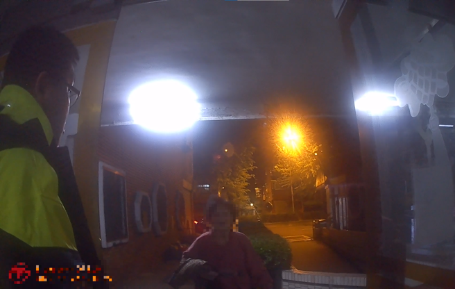 阿嬷身体颤抖独坐邮局门口，暖警化身「人体导航」助平安返家。 （翻摄画面）