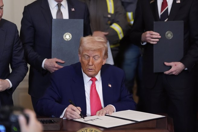 美国总统川普9日暂缓对贸易伙伴对等关税90天，唯独对中国大陆关税加码至125%。（图／美联社）